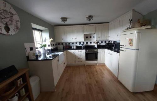 2 Bed Flat - Sleeps 3 - Parking - Wifi - Foto 4