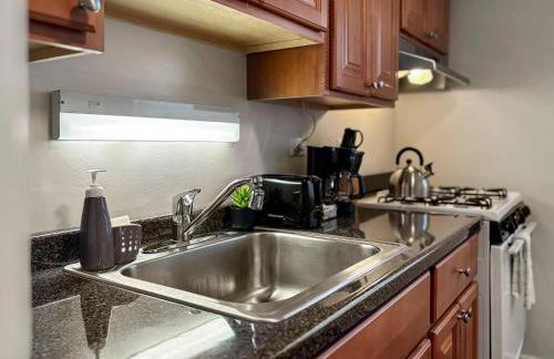 Chic City Retreat 1BR Unit - Church A2 - Foto 23