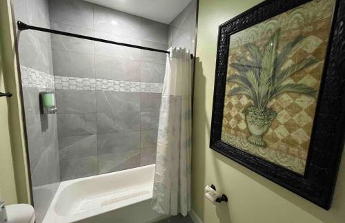 Bayside Bungalow-Updated Home Near the Bay & Beach - Foto 34