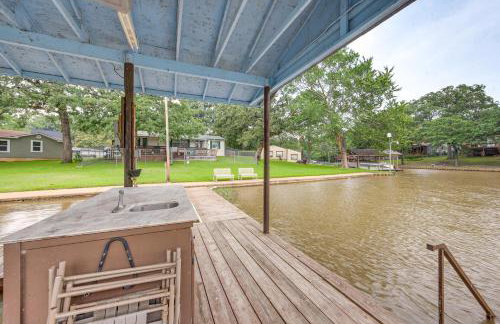 Lakefront Gun Barrel City Home with Dock and Deck - Foto 36