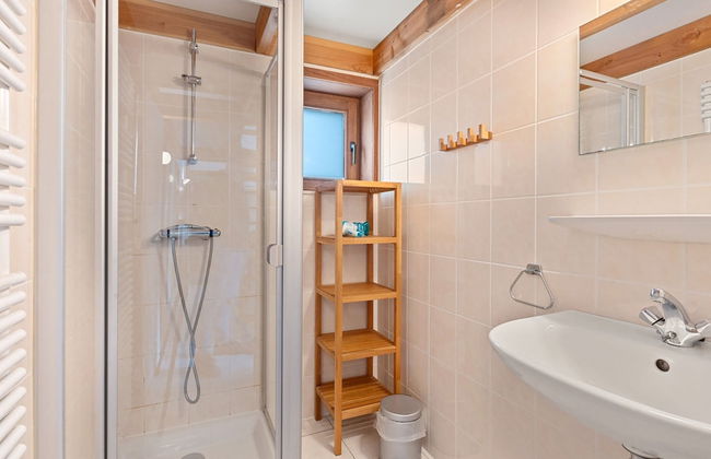 Nice Holiday Home by the sea - Photo 13