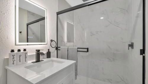 Walk to Stadium, 2 Parking spots, Dog Park, BBQ - Foto 4, Shower