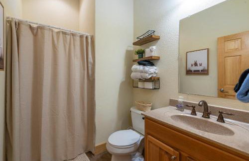 Wolf's Den~Views~Hot Tub~Home Theater~Hatley Ski! - Foto 40