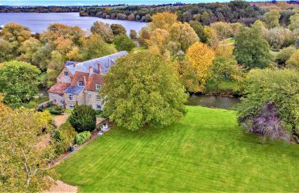 Finest Retreats - Islip Mill House - Beautiful Riverside Home - Photo 32