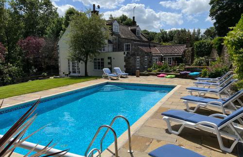 Richmond Hill Cottages, Exclusive 6 bedroom Farm House, Markington with heated pool - Photo 1