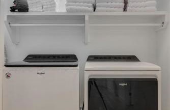 6 Bed with En Suite Baths, Host Up to 20, Rooftops, Parking, Gourmet Kitchens, Cozy Living Spaces, Skyline Views & Fire Table, Near Downtown, Distilleries & Marathon Village, High-Speed Wi-Fi, 24hr Hospitality - Foto 46