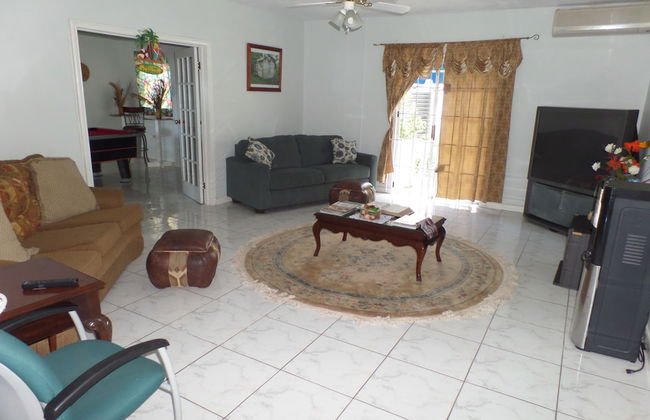 The Royal Kensington Villa - Photo 26