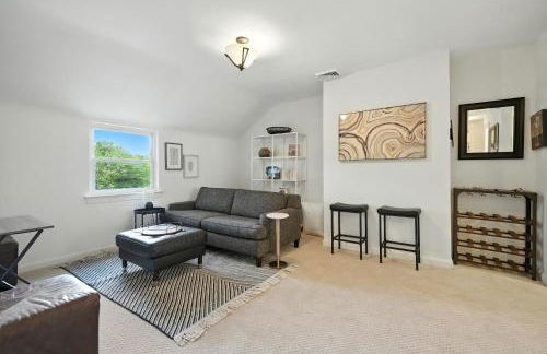 Group Stay Near DC 2BR w Yard on Arlington Blvd - Photo 12