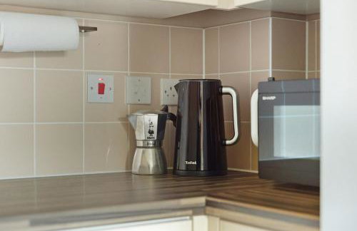 Steps from Train Station - Modern 2-Bedroom with Balcony & Cambridge Amenities, Family Friendly - Foto 35