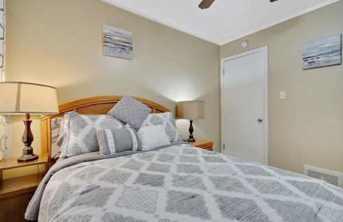 Super Cute & Cool Home with 65Inch TV 2Baths 4 Bedrooms 2King Beds BBQ Grill Fenced Backyard - Foto 13