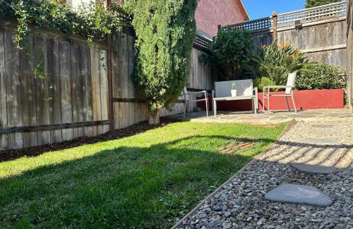 3-Bedroom, Prime Location, Private Backyard! - Foto 6