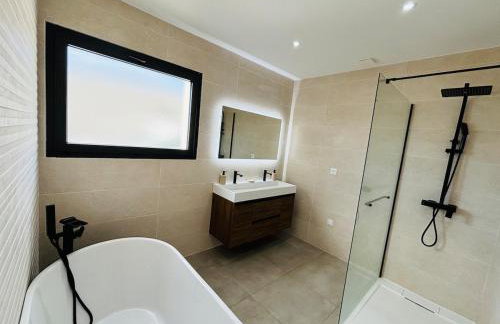 Villa moderne privée avec piscine, vue montagne 3 chambres - Photo 14