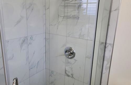 3 Bedroom 2 Bathroom House, Walkable to BART, Free Parking, Views - Foto 19