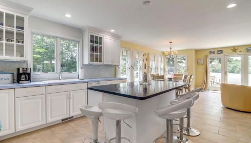 Plymouth Getaway with Private Lake Beach and Kayaks! - Foto 3