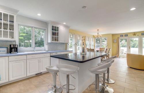 Plymouth Getaway with Private Lake Beach and Kayaks! - Foto 3