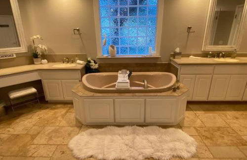 Luxury Lake House w/ Heated Pool & Multiple Spas - Foto 32