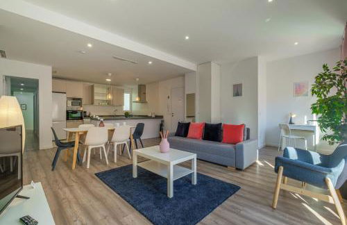 Modern, Stylish & Comfortable Apartment - Photo 1