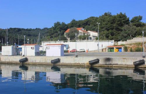 Apartments by the sea Rogac, Solta - 8688 - Photo 2