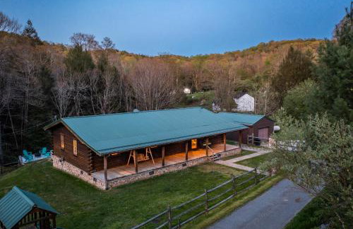 Ascension Cabin - hot tub, fire pit, babbling brook - Foto 15