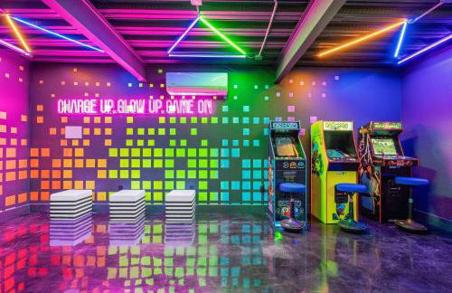 Newly Renovated Luxe Home near Asheville | Pool, Hot Tub, Theater & Games! - Foto 49