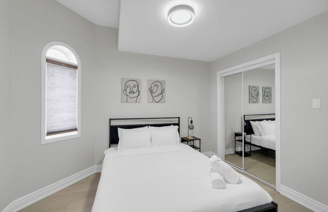 Beautiful House - On A Quiet Street - Photo 8