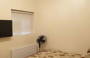 London Luxury 3 bedroom flat, 2 bathrooms, Living Room, free parking, 4 mins to station, garden - Foto 28