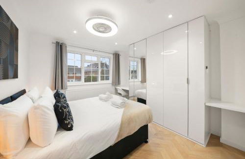 4 Bed House in Maidenhead, by ARP Homes, Driveway & Big Private Patio, Perfect Location for Business and Family Stays - Foto 17