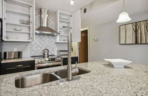 SPECTACULAR, NEW Professional Decor, Near Dis, NO Steps, Pool, Patio, LOW Rates! - Foto 113