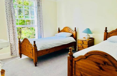 Amazing Large House, Lovely Newly Fitted Kitchen, Sleeps 8 , Nice Views and Garden, Plus a Beach Hut that is Located on Lyme Regis Beach - Photo 26