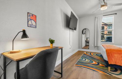 Luxe King Suite, Cozy Sectional, Gym, Pool, U of A - Photo 28