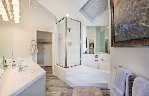 Hiking Trail and Hot Tub Access Bend Condo with Deck - Foto 21