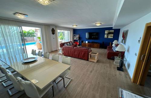 VILLA BLOSSOM in the beautiful area of Puerto Santiago Tenerife with 5 bedrooms for up to 10 guests private swimming pool and many other activities to entertain the family Secure parking for 2 cars and disabled access throughout - Foto 35
