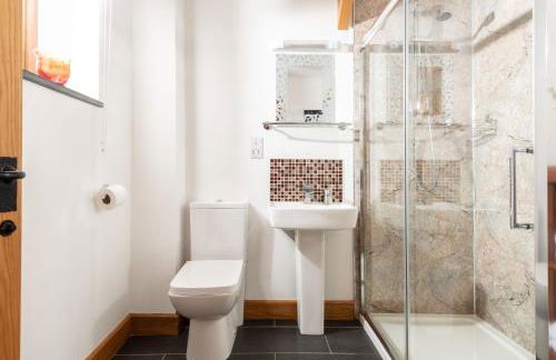 Linhay at East Trenean Farm -Luxury retreat for 2 with stunning rural views, private hot tub and EV charging - Foto 8