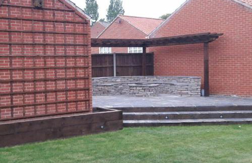 Detached luxury 5 bed house, lanscaped garden, fire pit, parking, can sleep families or workers - Foto 9