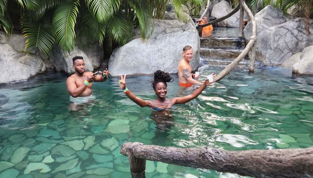 Bañándonos en las aguas termales