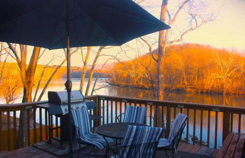 The Perch - Riverfront, Starlinks WiFi & Hot Tub - Photo 19