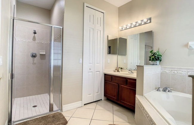 Fantastic 7 Bed 6 Bath In Prestigious Gated Comm. 7 Bedroom Villa by Redawning - Foto 43