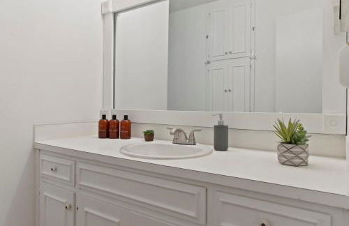 Large Fenced Yard near Midtown- Shamrock Stay - Foto 55