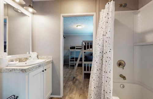 New Lake Home Sleeps 14 Private Dock Deck Grill - Foto 22