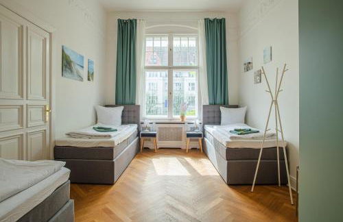 KAISER 02 by ROCKCHAIR Apartments l SUPERHOST Status l 3 Bedrooms Boxspringbeds 2 Bathrooms l Cozy Family & Business Flair 155 sqm 3 Balcony 2nd Floor Elevator up to 10 guests welcomes you! - Foto 58