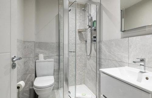 Modern 4-Bed Family Home with 5 Beds & Parking - Foto 24