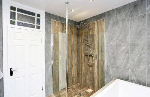 The Hot Tub Townhouse by Holiday Heim - Photo 32