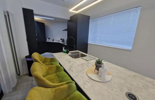 Modern Detached 3 bedroom home with off-road parking & bike store - Photo 8