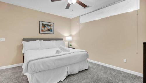 LAKE VIEWS! 15th Floor Downtown High-Rise | Gym - Foto 3