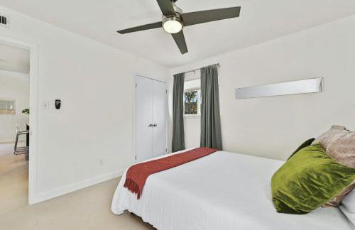 The Guava Door - Cheerful Mid-Century - big yard, free parking - Foto 16