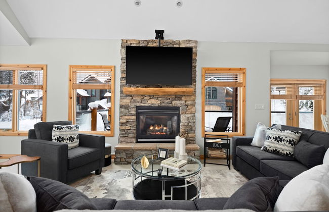 MODERN 4,500 sqft Ski Chalet: 5 Br + 6 Ba | Pool Table | Pool + PRIVATE Hot Tub - Photo 25
