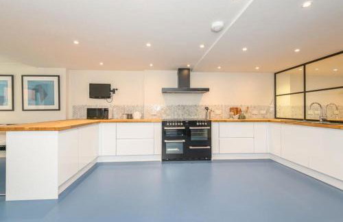 Stylish Leeds City Centre Retreat with Private Terrace & Hottub - Foto 7