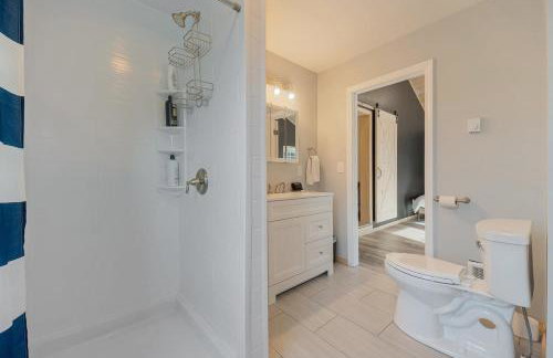 Lakefront Home with Private Beach Access & Hot Tub - Foto 37