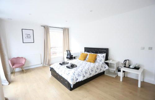 Spacious 3-Story Retreat with Rooftop Terrace and Modern Amenities - Foto 49