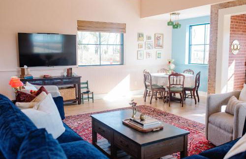 Hot Tub, 5BR2BTH in Guthrie, OK- Near EdmondOKC - Photo 7